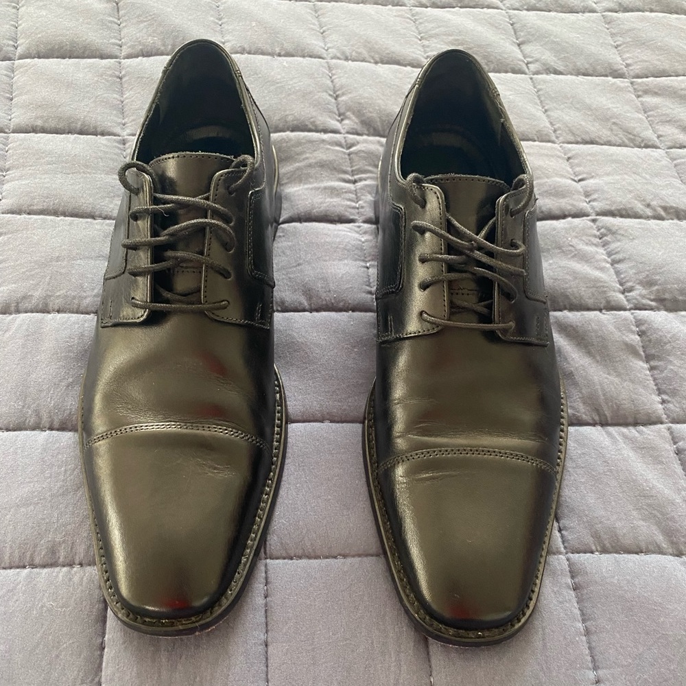 Men’s black leather dress shoes